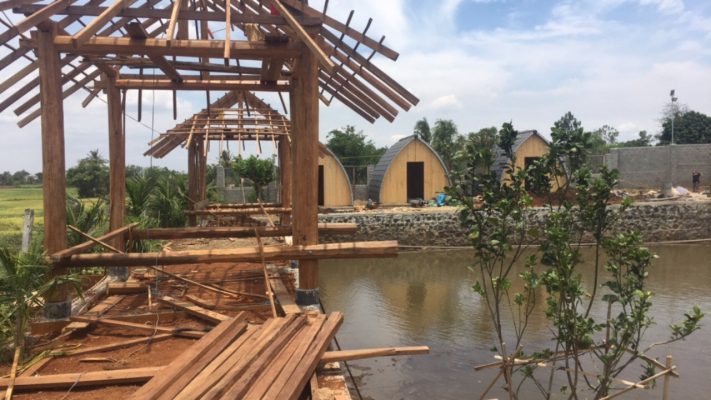 nhà homestay đang được lắp ghép